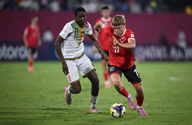 Fussball, Junioren U 17 WM 2025 Doha Katar Vorrunde 08.11.2025 Gruppe L Mali - Oesterreich Johannes Moser (re, Oesterreich) gegen Modibo Coulibaly (li, Mali)