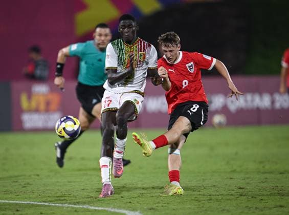 Fussball, Junioren U 17 WM 2025 Doha Katar Vorrunde 08.11.2025 Gruppe L Mali - Oesterreich Jakob Werner (re, Oesterreich) gegen Mahamadou Traore (li, Mali)