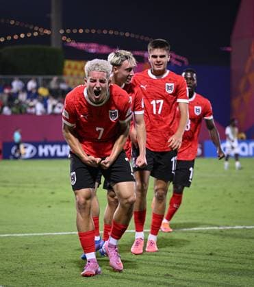 Fussball, Junioren U 17 WM 2025 Doha Katar Vorrunde 08.11.2025 Gruppe L Mali - Oesterreich JUBEL Oesterreich; Torschuetze zum 0-3 Nicolas Jozepovic, Daniel Frauscher und Filip Aleksic (v.li.)