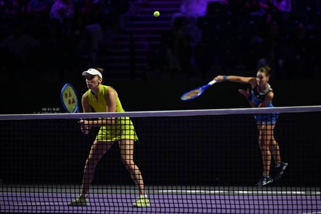 WTA, Tennis Damen Finals 2025 - Doubles Final RIYADH, SAUDI ARABIA - NOVEMBER 8: Elise Mertens (L) of Belgium in action during the doubles final match with her partner Veronika Kudermetova (R) against Luisa Stefani of Brazil and Timea Babos of Hungary on Day 8 of the 2025 WTA Finals, part of the Hologic WTA Tour, at King Saud University Indoor Arena in Riyadh, Saudi Arabia, on November 8, 2025. Artur Widak Anadolu Riyadh Saudi Arabia. Editorial use only. Please get in touch for any other usage.  Copyright: x2025xAnadoluxArturxWidakx