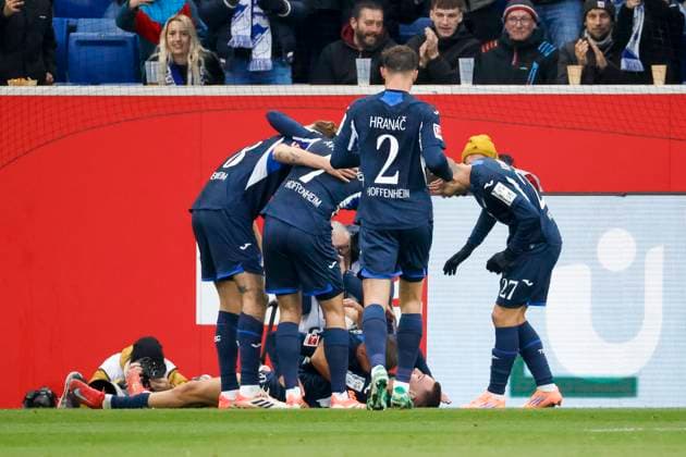 Torjubel TSG Hoffenheim beim 2:1 durch Tim Lemperle (TSG Hoffenheim, 19) , Deutschland, Fussball, 1. Bundesliga, 10.Spieltag, 2025 2026, TSG Hoffenheim vs. RB Leipzig, 08.11.2025, PreZero Arena, Sinsheim, Deutschland Sinsheim PreZero Arena Baden-Württemberg Deutschland Copyright: xGrantxHubbsx