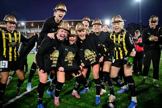 STOCKHOLM, SWEDEN 20251108 Häcken celebrates its Swedish Championship gold after Saturday s women s football match between Djurgarden and BK Häcken FF which ended 0-2 at Kristinebergs IP 1. STOCKHOLM SWEDEN x10030x