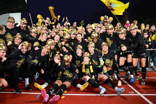 STOCKHOLM, SWEDEN 20251108 Häcken celebrates its Swedish Championship gold after Saturday s women s football match between Djurgarden and BK Häcken FF which ended 0-2 at Kristinebergs IP 1. STOCKHOLM SWEDEN x10030x