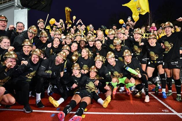 STOCKHOLM, SWEDEN 20251108 Häcken celebrates its Swedish Championship gold after Saturday s women s football match between Djurgarden and BK Häcken FF which ended 0-2 at Kristinebergs IP 1. STOCKHOLM SWEDEN x10030x