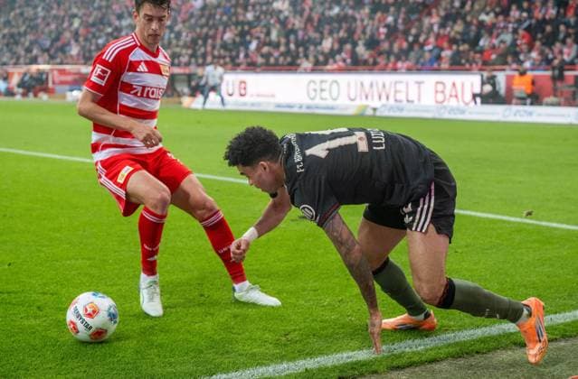 Fußball, Herren, Saison 2025 2026, 1. Bundesliga (10. Spieltag), 1. FC Union Berlin - FC Bayern München, v. l. Janik Haberer (1. FC Union Berlin), Luis Diaz (Bayern München) auf dem Weg zum Tor zum 1:1, 08.11.2025, Copyright: xMatthiasxKochx