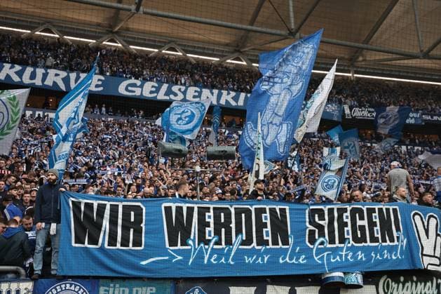 Die Spieler vom FC Schalke 04 freuen sich über den 1:0 Sieg beim Spiel der 2. Bundesliga (Saison 2025 26) FC Schalke 04 - SV 07 Elversberg Copyright: Thomas Pakusch