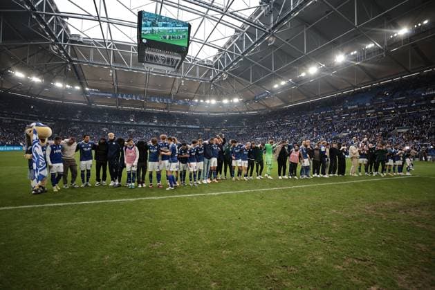 Die Spieler vom FC Schalke 04 freuen sich über den 1:0 Sieg beim Spiel der 2. Bundesliga (Saison 2025 26) FC Schalke 04 - SV 07 Elversberg Copyright: Thomas Pakusch