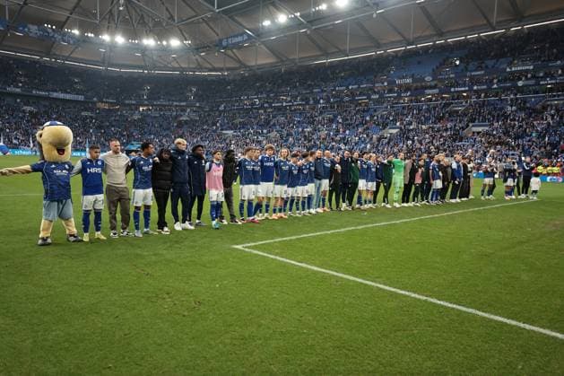 Die Spieler vom FC Schalke 04 freuen sich über den 1:0 Sieg beim Spiel der 2. Bundesliga (Saison 2025 26) FC Schalke 04 - SV 07 Elversberg Copyright: Thomas Pakusch