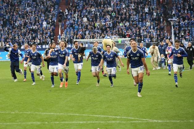 Die Spieler vom FC Schalke 04 freuen sich über den 1:0 Sieg beim Spiel der 2. Bundesliga (Saison 2025 26) FC Schalke 04 - SV 07 Elversberg Copyright: Thomas Pakusch