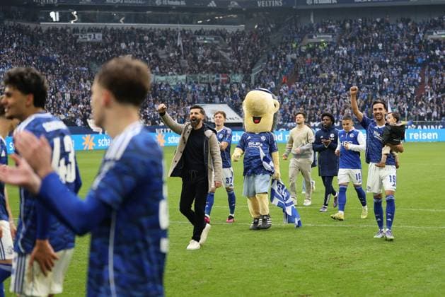 Die Spieler vom FC Schalke 04 freuen sich über den 1:0 Sieg beim Spiel der 2. Bundesliga (Saison 2025 26) FC Schalke 04 - SV 07 Elversberg Copyright: Thomas Pakusch