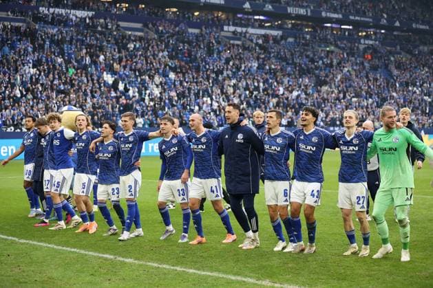 Die Spieler vom FC Schalke 04 freuen sich über den 1:0 Sieg beim Spiel der 2. Bundesliga (Saison 2025 26) FC Schalke 04 - SV 07 Elversberg Copyright: Thomas Pakusch