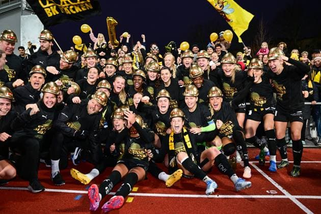 STOCKHOLM, SWEDEN 20251108 Häcken celebrates its Swedish Championship gold after Saturday s women s football match between Djurgarden and BK Häcken FF which ended 0-2 at Kristinebergs IP 1. STOCKHOLM SWEDEN x10030x