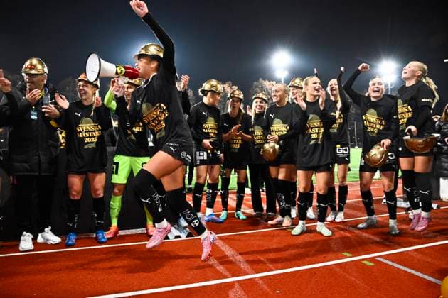 STOCKHOLM, SWEDEN 20251108 Häcken celebrates its Swedish Championship gold after Saturday s women s football match between Djurgarden and BK Häcken FF which ended 0-2 at Kristinebergs IP 1. STOCKHOLM SWEDEN x10030x