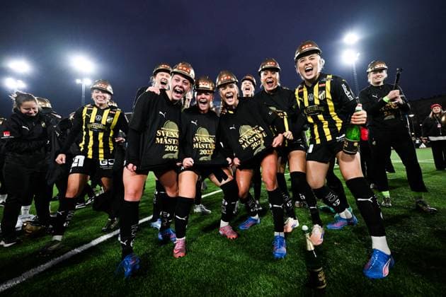251108 Häckens spelare jublar efter fotbollsmatchen i Damallsvenskan mellan Djurgarden och Häcken den 8 november 2025 i Stockholm. Copyright: MAXIMxTHORE BB251108MT080