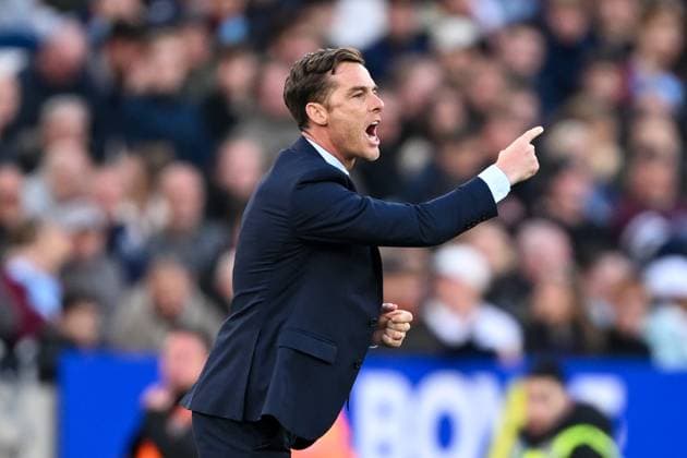West Ham United v Burnley Premier League 08 11 2025. Burnley Head Coach Scott Parker (m) directing, signalling during the Premier League match between West Ham United and Burnley at the London Stadium, London, England on 8 November 2025. London London Stadium England Editorial use only DataCo restrictions apply See www.football-dataco.com , Copyright: xSimonxTraylenx PSI-23181-0008