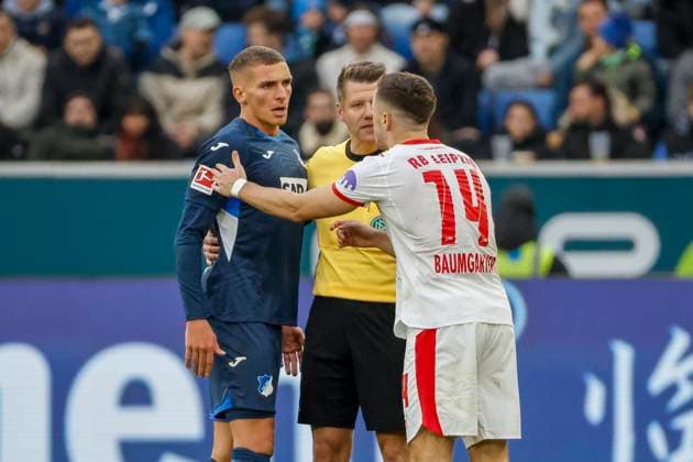 Grischa Prömel, Promel (TSG Hoffenheim, 06), Schiedsrichter Patrick Ittrich und Christoph Baumgartner (RB Leipzig, 14) im Dialog , Deutschland, Fussball, 1. Bundesliga, 10.Spieltag, 2025 2026, TSG Hoffenheim vs. RB Leipzig, 08.11.2025, PreZero Arena, Sinsheim, Deutschland Sinsheim PreZero Arena Baden-Württemberg Deutschland Copyright: xGrantxHubbsx