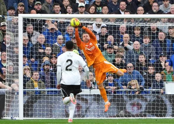 Fulham goalkeeper Bernd Leno makes a great save Everton v Fulham, Premier League, Football, Hill Dickinson Stadium, Liverpool, UK - 08 Nov 2025Liverpool Hill Dickinson Stadium United Kingdom EDITORIAL USE ONLY No use with unauthorised audio, video, data, fixture lists, club league logos or live services. Online in-match use limited to 120 images, no video emulation. No use in betting, games or single club league player publications. Copyright: xJedxLeicester Shutterstockx 15701688ai