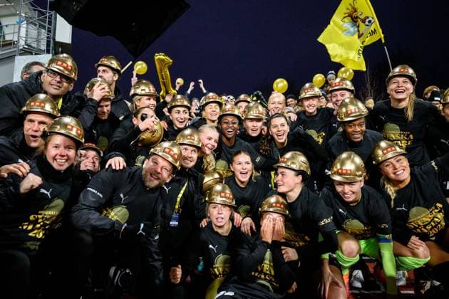 251108 Häckens spelare jublar efte fotbollsmatchen i Damallsvenskan mellan Djurgarden och Häcken den 8 november 2025 i Stockholm. Copyright: MAXIMxTHORE BB251108MT083