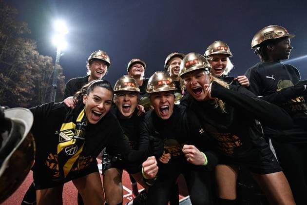 251108 Häckens spelare jublar efter fotbollsmatchen i Damallsvenskan mellan Djurgarden och Häcken den 8 november 2025 i Stockholm. Copyright: MAXIMxTHORE BB251108MT084