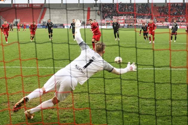 3. Liga; FC Ingolstadt 04 - Rot-Weiss Essen; Elfmeter Tor Jubel Treffer Dennis Kaygin (10, FCI) Torwart Golz Jakob (1 RWE) 1:2 3. Liga - FC Ingolstadt 04 Saison 2025 2026 Rot-Weiss Essen RWE