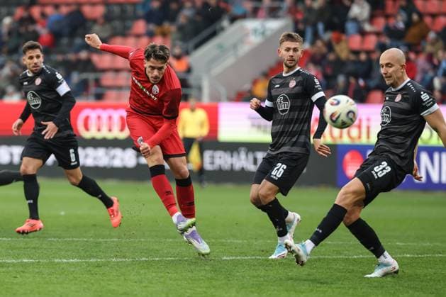 3. Liga; FC Ingolstadt 04 - Rot-Weiss Essen; Torchance verpasst Dennis Kaygin (10, FCI) Müsel Torben (26 RWE) Arslan Ahmet (6 RWE) Kraulich Tobias (33 RWE) 3. Liga - FC Ingolstadt 04 Saison 2025 2026 Rot-Weiss Essen RWE