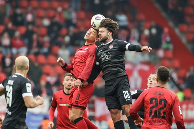 3. Liga; FC Ingolstadt 04 - Rot-Weiss Essen; Zweikampf Kampf um den Ball Mads Borchers (9, FCI) Rios Alonso JosÃ -Enrique (23 RWE) Marcel Costly (22, FCI) 3. Liga - FC Ingolstadt 04 Saison 2025 2026 Rot-Weiss Essen RWE