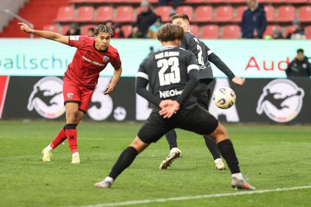 3. Liga; FC Ingolstadt 04 - Rot-Weiss Essen; Zweikampf Kampf um den Ball Yann Sturm (7, FCI) Kostka Michael (2 RWE) Rios Alonso JosÃ -Enrique (23 RWE) 3. Liga - FC Ingolstadt 04 Saison 2025 2026 Rot-Weiss Essen RWE