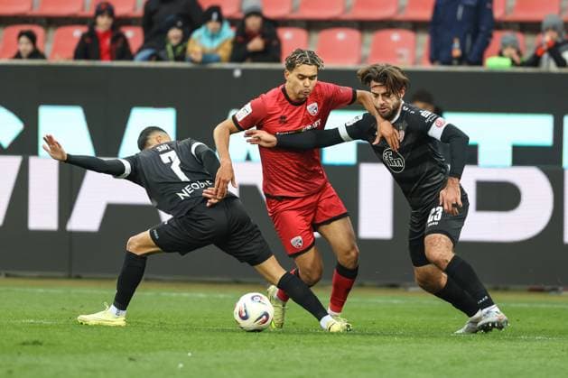 3. Liga; FC Ingolstadt 04 - Rot-Weiss Essen; Zweikampf Kampf um den Ball Yann Sturm (7, FCI) Safi Ramien (7 RWE) Rios Alonso JosÃ -Enrique (23 RWE) 3. Liga - FC Ingolstadt 04 Saison 2025 2026 Rot-Weiss Essen RWE