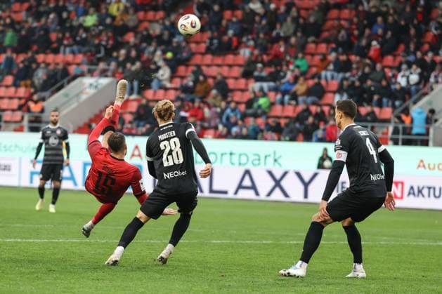 3. Liga; FC Ingolstadt 04 - Rot-Weiss Essen; Fallrückzieher Jonas Scholz (15, FCI) Moustier Tom (28 RWE) Schultz Michael (4 RWE) 3. Liga - FC Ingolstadt 04 Saison 2025 2026 Rot-Weiss Essen RWE