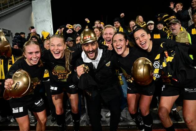 STOCKHOLM, SWEDEN 20251108 Häcken celebrates the Swedish Championship gold medal together with head coach Mak Lind (center) after Saturday s women s football match between Djurgarden and BK Häcken FF which ended 0-2 at Kristinebergs IP 1. STOCKHOLM SWEDEN x10030x
