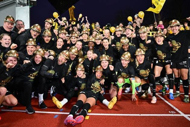 STOCKHOLM, SWEDEN 20251108 Häcken celebrates its Swedish Championship gold after Saturday s women s football match between Djurgarden and BK Häcken FF which ended 0-2 at Kristinebergs IP 1. STOCKHOLM SWEDEN x10030x *** STOCKHOLM, SWEDEN 20251108 Häcken celebrates its Swedish Championship gold after Saturday s women s football match between Djurgarden and BK Häcken FF which ended 0 2 at Kristinebergs IP 1 STOCKHOLM SWEDEN x10030x  Copyright: xJonasxEkströmer TTx THE LADY S SWEDISH GARDEN-HECKEN