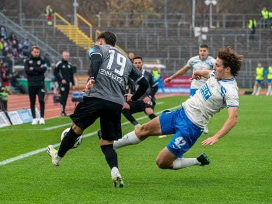 Benno Dietze (FC Hansa Rostock, 42) rustikal im Zweikampf mit Jonathan Meier (SSV Ulm 1846, 19), GER, SSV Ulm 1846 vs. FC Hansa Rostock, Fussball, 3. Liga, Spielzeit 2025 2026, 08.11.2025, DFB DFL regulations prohibit any use of photographs as image sequences and or quasi-video. GER, SSV Ulm 1846 vs. FC Hansa Rostock, Fussball, 3. Liga, Spielzeit 2025 2026, 08.11.2025 Ulm Copyright: xMichaelxSchmidt Eibner-Pressefotx EP_MST