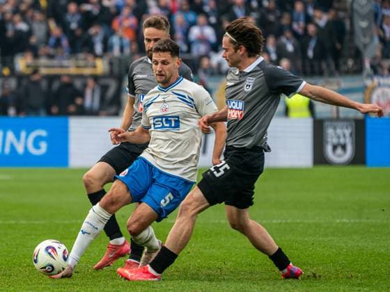 Marco Schuster (FC Hansa Rostock, 05) im Duell mit Elias Loeder (SSV Ulm 1846, 25) und Lucas Roeser (SSV Ulm 1846, 09), GER, SSV Ulm 1846 vs. FC Hansa Rostock, Fussball, 3. Liga, Spielzeit 2025 2026, 08.11.2025, DFB DFL regulations prohibit any use of photographs as image sequences and or quasi-video. GER, SSV Ulm 1846 vs. FC Hansa Rostock, Fussball, 3. Liga, Spielzeit 2025 2026, 08.11.2025 Ulm Copyright: xMichaelxSchmidt Eibner-Pressefotx EP_MST