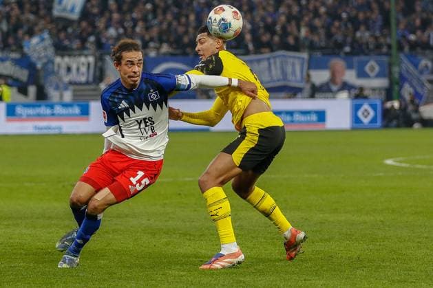 Yussuf Poulsen ( HSV ) Jobe Bellingham ( BVB ) Deutschland , Hamburg , Volksparkstadion , Fussball , 1. Bundesliga , Hamburger SV - Borussia Dortmund