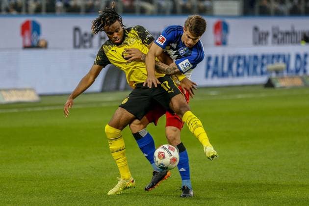 Luka Vuskovic ( HSV ) 17 Carney Chukwuemeka ( BVB ) Deutschland , Hamburg , Volksparkstadion , Fussball , 1. Bundesliga , Hamburger SV - Borussia Dortmund