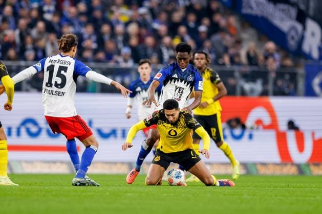 Hamburg, 8. November 2025 - Fußball, 1. Bundesliga 2025 26, Hamburger SV - Borussia Dortmund: Yussuf Poulsen (Hamburger SV, 15), Jobe Bellingham (Borussia Dortmund, 7), Albert Sambi Lokonga (Hamburger SV, 6) DFL REGULATIONS PROHIBIT ANY USE OF PHOTOGRAPHS AS IMAGE SEQUENCES AND OR QUASI-VIDEO.