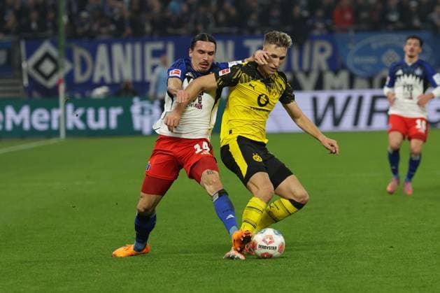 GER, xFSx ,Hamburg, HSV , 1. Bundesliga , Fussball, DFL, Hamburger SV , am Hamburger Volksparkstadion , Borussia Dortmund , 08.11.2025 , v.l. Rayan Philippe (Hamburger SV ,14) , Nico Schlotterbeck (Borussia Dortmund ,4) DFL regulations prohibit any use of photographs as image sequences and or quasi-video. Copyright: HMBxMedia FernandoxSoares