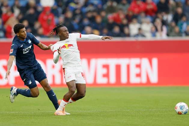 v.l.n.r.: Bernardo (TSG Hoffenheim, 13) and Yan Diomande, 08.11.2025, Fussball, Bundesliga, TSG Hoffenheim - RB Leipzig, GER, Sinnsheim, PreZero Arena, DFL REGULATIONS PROHIBIT ANY USE OF PHOTOGRAPHS AS IMAGE SEQUENCES AND OR QUASI-VIDEO. Copyright: HMBxMedia xHeikoxBecker
