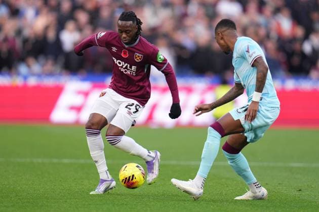 Premier League West Ham United v Burnley Aaron Wan-Bissaka of West Ham United on the ball during the Premier League match West Ham United vs Burnley at London Stadium, London, United Kingdom, 8th November 2025 (Photo by Harvey Murphy News Images) Copyright: xHarveyxMurphy NewsxImagesx