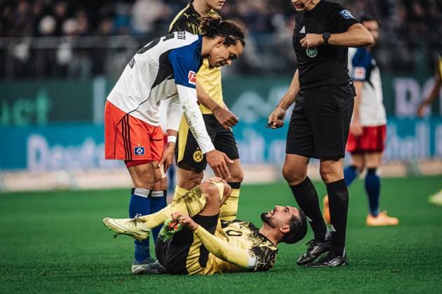 Fußball Männer Saison 2025 2026 1. Fußball-Bundesliga 10. Spieltag Hamburger SV vs. Borussia Dortmund 08.11.2025 oben Yussuf Poulsen ( 15, HSV) bietet unten Emre Can ( 23, Borussia Dortmund) seine Hilfe an nach einem Foul Hamburg Volksparkstadion Hamburg Deutschland