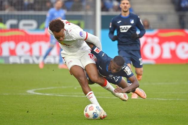 Assan QUEDRAOGO (L), Aktion,Zweikampf gegen Bazoumana TOURE (1899 Hoffenheim) Fussball 1. Bundesliga Saison 2025 2026, 10.Spieltag, Spieltag10 TSG 1899 Hoffenheim - RB Leipzig am 08.11.2025 PreZero ARENA.