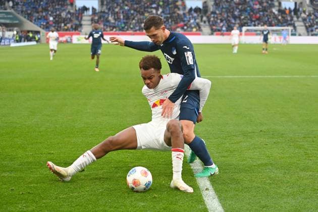 Robin HRANAC (1899 Hoffenheim), Aktion,Zweikampf gegen Assan QUEDRAOGO (L). Fussball 1. Bundesliga Saison 2025 2026, 10.Spieltag, Spieltag10 TSG 1899 Hoffenheim - RB Leipzig am 08.11.2025 PreZero ARENA.
