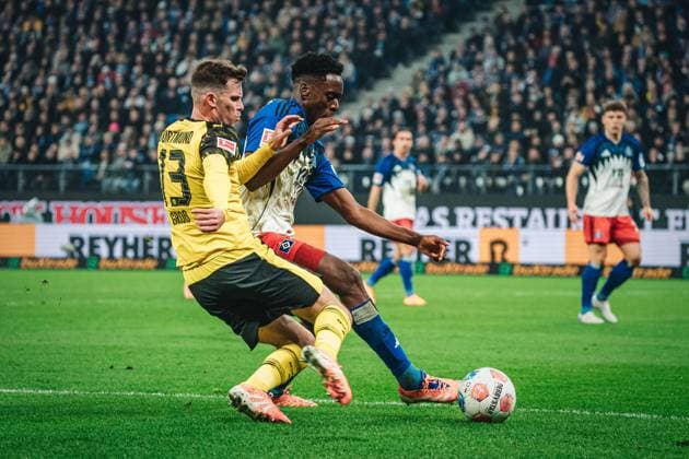 1. Bundesliga: Hamburger SV vs. Borussia Dortmund, 08.11.2025 Pascal Groß (Borussia Dortmund, 13) gegen Albert Lokonga (Hamburger SV, 6); Fußball, 1. Bundesliga, 10. Spieltag: Hamburger SV vs. Borussia Dortmund am 08.11.2025 im Volksparkstadion, Hamburg DFL REGULATIONS PROHIBIT ANY USE OF PHOTOGRAPHS AS IMAGE SEQUENCES AND OR QUASI-VIDEO. Copyright: xBEAUTIFULxSPORTS Tonhäuserx