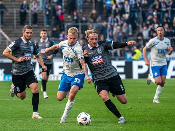 Ben Westermeier (SSV Ulm 1846, 08) im Zweikampf mit Viktor Bergh (FC Hansa Rostock, 33), GER, SSV Ulm 1846 vs. FC Hansa Rostock, Fussball, 3. Liga, Spielzeit 2025 2026, 08.11.2025, DFB DFL regulations prohibit any use of photographs as image sequences and or quasi-video. GER, SSV Ulm 1846 vs. FC Hansa Rostock, Fussball, 3. Liga, Spielzeit 2025 2026, 08.11.2025 Ulm Copyright: xMichaelxSchmidt Eibner-Pressefotx EP_MST