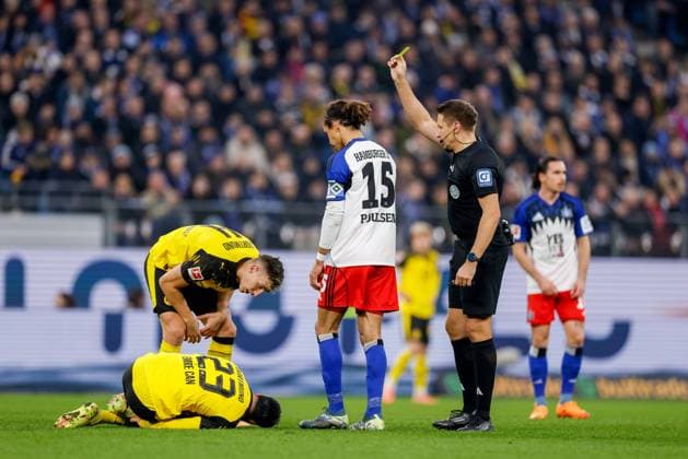 Hamburg, 8. November 2025 - Fußball, 1. Bundesliga 2025 26, Hamburger SV - Borussia Dortmund: Schiedsrichter Tobias Reichel zeigt Yussuf Poulsen (Hamburger SV, 15) die gelbe Karte DFL REGULATIONS PROHIBIT ANY USE OF PHOTOGRAPHS AS IMAGE SEQUENCES AND OR QUASI-VIDEO.