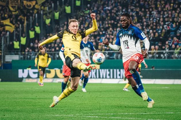 1. Bundesliga: Hamburger SV vs. Borussia Dortmund, 08.11.2025 Maximilian Beier (Borussia Dortmund, 14) gegen Jordan Torunarigha (Hamburger SV, 25); Fußball, 1. Bundesliga, 10. Spieltag: Hamburger SV vs. Borussia Dortmund am 08.11.2025 im Volksparkstadion, Hamburg DFL REGULATIONS PROHIBIT ANY USE OF PHOTOGRAPHS AS IMAGE SEQUENCES AND OR QUASI-VIDEO. Copyright: xBEAUTIFULxSPORTS Tonhäuserx