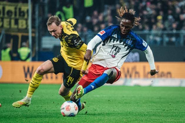 1. Bundesliga: Hamburger SV vs. Borussia Dortmund, 08.11.2025 Maximilian Beier (Borussia Dortmund, 14) gegen Jordan Torunarigha (Hamburger SV, 25); Fußball, 1. Bundesliga, 10. Spieltag: Hamburger SV vs. Borussia Dortmund am 08.11.2025 im Volksparkstadion, Hamburg DFL REGULATIONS PROHIBIT ANY USE OF PHOTOGRAPHS AS IMAGE SEQUENCES AND OR QUASI-VIDEO. Copyright: xBEAUTIFULxSPORTS Tonhäuserx