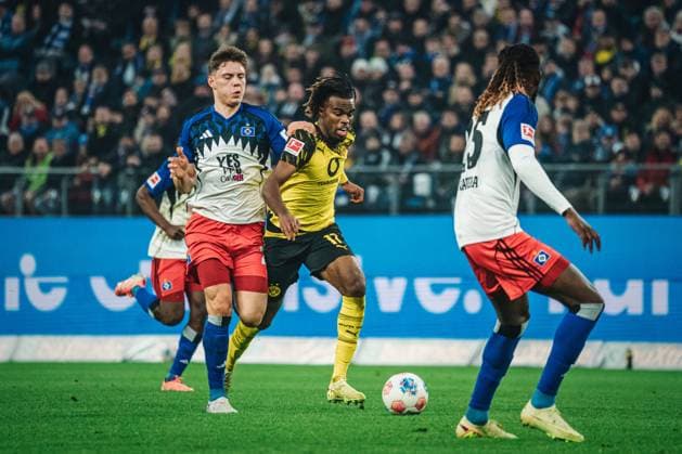1. Bundesliga: Hamburger SV vs. Borussia Dortmund, 08.11.2025 Carney Chukwuemeka (Borussia Dortmund, 17) gegen Nicolai Remberg (Hamburger SV, 21); Fußball, 1. Bundesliga, 10. Spieltag: Hamburger SV vs. Borussia Dortmund am 08.11.2025 im Volksparkstadion, Hamburg DFL REGULATIONS PROHIBIT ANY USE OF PHOTOGRAPHS AS IMAGE SEQUENCES AND OR QUASI-VIDEO. Copyright: xBEAUTIFULxSPORTS Tonhäuserx