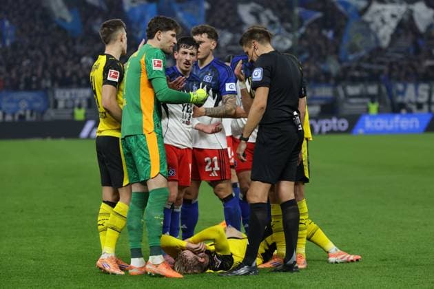GER, xFSx ,Hamburg, HSV , 1. Bundesliga , Fussball, DFL, Hamburger SV , am Hamburger Volksparkstadion , Borussia Dortmund , 08.11.2025 , v.l. Daniel Svensson (Borussia Dortmund ,24) liegt verletzt auf den Boden,Nico Schlotterbeck (Borussia Dortmund ,4) , Torwart Gregor Kobel (Borussia Dortmund ,1) , Giorgi Gocholeishvili (Hamburger SV ,16) , Nicolai Remberg (Hamburger SV ,21) ,Schiedsrichter Tobias Reichel DFL regulations prohibit any use of photographs as image sequences and or quasi-video. Copyright: HMBxMedia FernandoxSoares