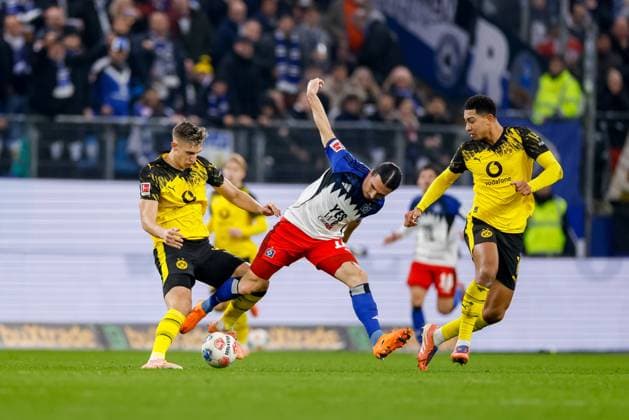 Hamburg, 8. November 2025 - Fußball, 1. Bundesliga 2025 26, Hamburger SV - Borussia Dortmund: Nico Schlotterbeck (Borussia Dortmund, 4), Rayan Philippe (Hamburger SV, 14), Jobe Bellingham (Borussia Dortmund, 7) DFL REGULATIONS PROHIBIT ANY USE OF PHOTOGRAPHS AS IMAGE SEQUENCES AND OR QUASI-VIDEO.